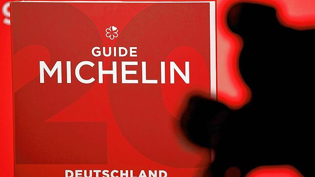 Der Guide Michelin für Deutschland wird am Rande der Verleihung der Sterne gezeigt.