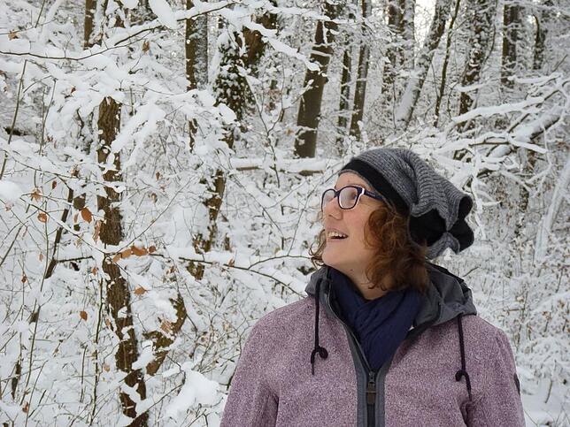 Conny Rick führt die Teilnehmer der Rauhnächte-Wanderungen durch den Wald und erzählt viel über Entstehung, Bräuche und Gewohnheiten.