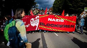 Hinter großen Transparenten versammelten sich Teile der Demonstranten.