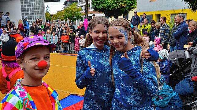 Moritz, Emma und Lili vom Kinderzirkus Meerolina haben großen Spaß auf der &bdquo;Kindermeile&ldquo; am Samstag in der Markdorfer ...