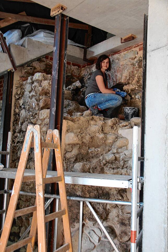 Doris Botwen, freie Mitarbeiterin des Restaurators Stephan Bussmann, trägt neuen Mörtel in die Fugen des mittelalterlichen Bades auf. ...