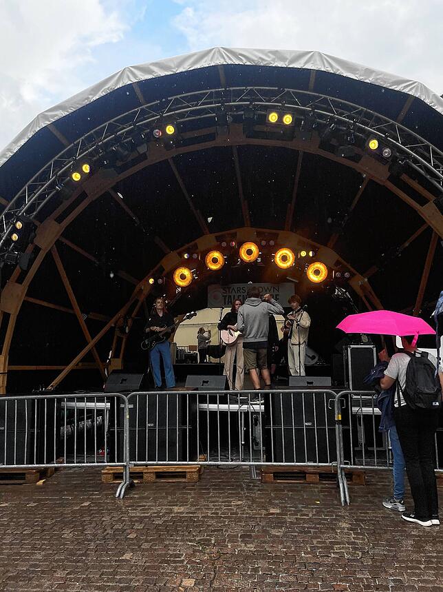 Bild 6: Gute Laune trotz Regenwetter: Bilder von den Auftritten von Sido und SDP bei Stars in Town
