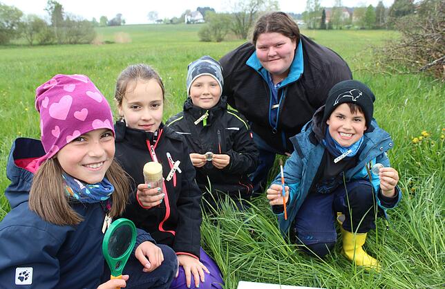 Auf der Suche nach Insekten (von links) Fine, Nina, Robin, Lehrerin Susi Figwer und Antonio.