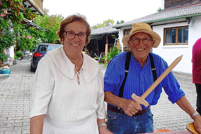 Beim Jahrmarkt mit dabei: Ruth und Adolf Riester betreiben im hohen Alter noch immer eine Schreinerei in Leibertingen. Foto: Heinrich Sturm