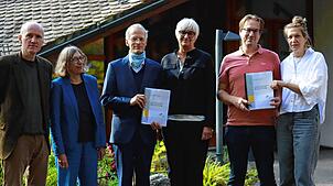 Stellten eine Studie zur Aufarbeitung von Gewalt an der Waldorfschule im Dorfgemeinschaftshaus Nußdorf vor, von links: Peter Caspari und ...