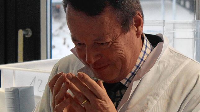 Regierungspräsident Klaus Tappeser beim Riechen an einer Vanillepaste während des Laborbesuchs.