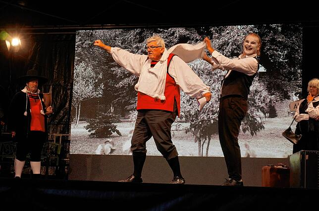 Nachdem Alt Waldshut sich für die Hotzenwälder Tracht entschieden hat, ist nicht jedem klar, wie sie zu tragen ist – lustige Szene ...