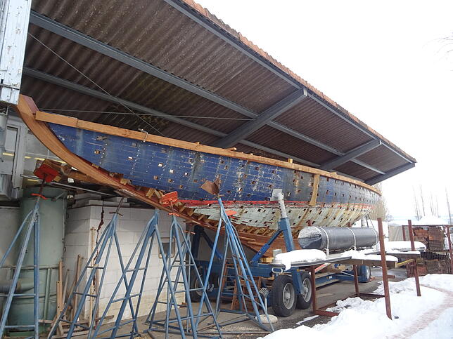 Die Marabu X10 vor der Montagehalle der Werft.