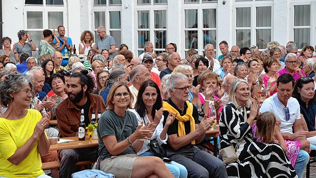 Begeistertes Publikum beim Konzert der Musikgruppe Five Senses im Hof des Bischofschlosses. Dieses Mal gibt es anlässlich der Reihe ...