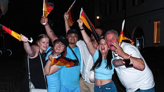 Bild : Jubel-Fotos vom Public Viewing: So feiert Überlingen den Achtelfinalsieg (2/2)