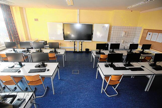 Digital gut ausgestattet ist der Computerraum der Schule: Hier können gleichzeitig 20 Schüler am Computer lernen.