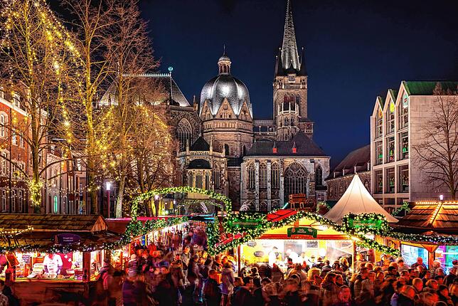 Der Weihnachtsmarkt am Aachener-Dom.