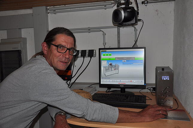 Moderne Technik in Sachen Fütterung: Mit einem speziellen Computerprogramm bestimmt Arnold Schönwälder in Absprache mit den Besitzern ...