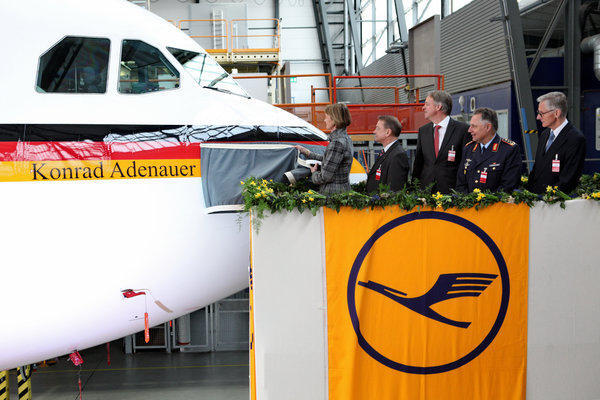 Übergabe Airbus A340 an das Verteidigungsministerium Am 31. März 2011 übergibt die Lufthansa-Technik in Hamburg den nagelneuen Flieger an das Verteidigungsministerium. Mit den ...
