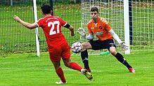 In dieser Szene konnte der Salemer Lukas Müller (27) das 2:0 gegen den Bermatinger Torhüter Nick Möglich erzielen.