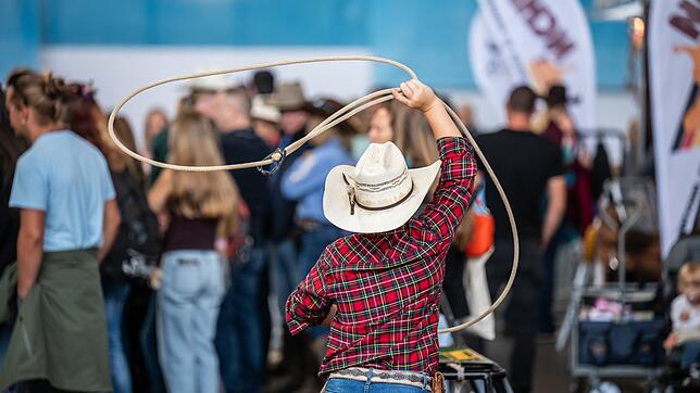 Auch jüngere Western-Fans zeigen beim Lasso-Werfen ihr Können.