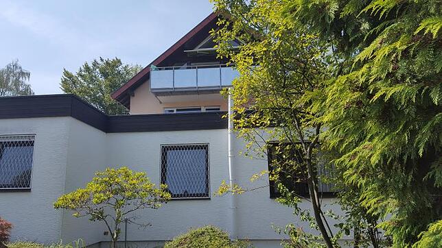 Bisher ein Bungalow, bald ein Voll- und ein Dachgeschoss höher: Dem Haus hinter dem Hechtgang 1 will die Bungalow-Eigentümerin die ...