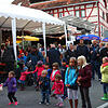 Der Dorfplatz ist weiterhin das Zentrum des Wollmatimnger Dorffestes. Über die Stimmung am Samstagabend (Foto) freuen sich die ...