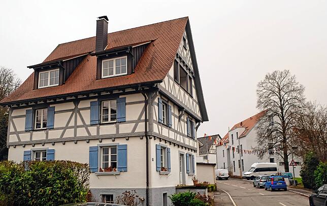 Alte und neue Baukultur? Im schmuck restaurierten Fachwerkhaus wohnte einst der Künstler und Typograf Paul Renner, rechts im Hintergrund ...