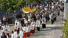 Auch mit kleinen Blumenteppichen ist Fronleichnam in Hüfingen ein würdiges Kirchenfest. Die Prozession bringt viele Gläubige auf die Beine.