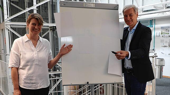 Marion Klose, Leiterin des Amtes für Stadtplanung und Umwelt, und Bürgermeister Karl Langensteiner-Schönborn zeigen auf „weißes ...