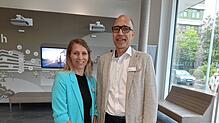 Geschäftsführer Sven Schönfeld unterhält Unterstützung von Renate Baumgärtner, die seit Anfang September Leiterin des Klinikmanagements ...