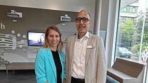 Geschäftsführer Sven Schönfeld unterhält Unterstützung von Renate Baumgärtner, die seit Anfang September Leiterin des Klinikmanagements ...