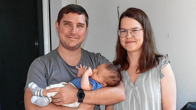Der kleine Franklin zufrieden und ausgeruht in den Armen seines Vaters Matthew Scharinghousen, rechts Mutter Piret.