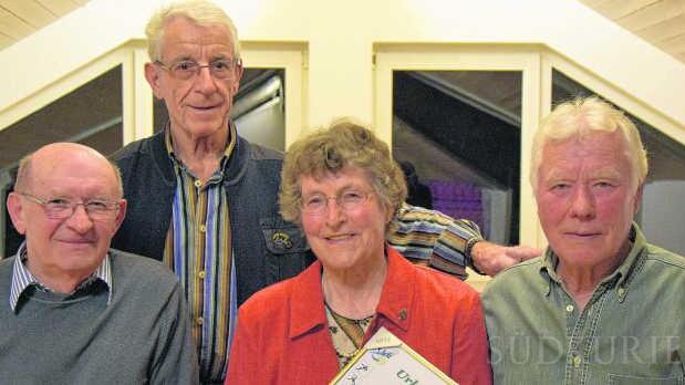 Für 60 Jahre Mitgliedschaft in der TSG Ailingen geehrt wurden (von links): Julius Schmidt, Karl Rauch, Ehrenmitglied Gerhild Boettger ...