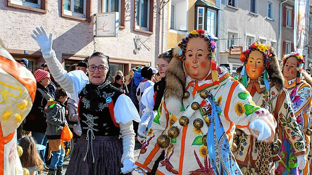 Ein Hüfinger Hansel und Gretel beim großen Umzug am Montag.