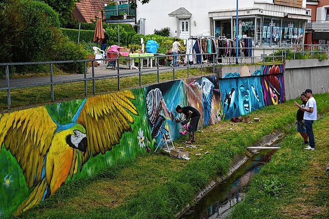 In Bad Dürrheim geht was in Sachen Graffiti. Kürzlich gestalteten vier Künstler die Mauern an der Stillen Musel.