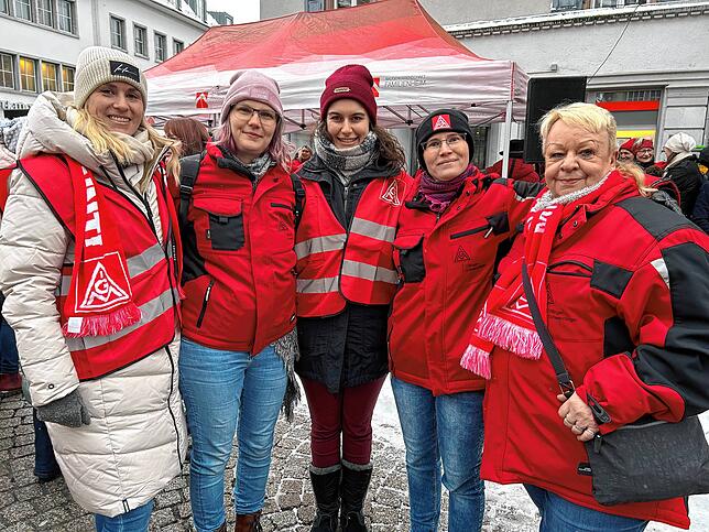 Die Metaller-Frauen sind auch dabei: Gewerkschaftssekretärin Angela Linsbauer (zweite von rechts) und ihre Kolleginnen von der IG-Metall ...