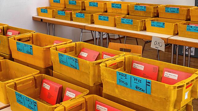 Schon lange vor der Wahl stand alles bereit für viele Wahlbriefe: Hier sortieren die Wahlhelfer den Rücklauf der Oberbürgermeisterwahl ein.
