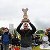 Daniel Kartan von der Guggemusik (Eiskönigin) freut sich über den ersten Platz und den Wanderpokal.