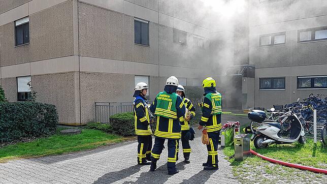 35 Feuerwehrleute der hauptamtlichen Feuerwehr sowie der Truppen aus Petershausen und Wollmatingen waren zu dem Wohnkomplex geeilt, um ...