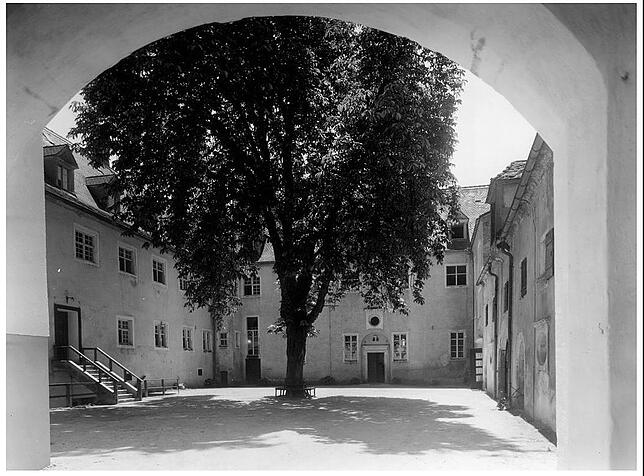 Der Innenhof in den 1950er-Jahren. Bild: Archiv Hersberg