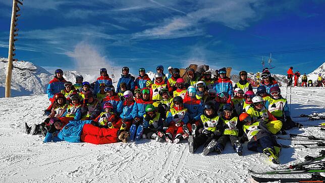 Der Ski- und Snowboardclub Jestetten wünscht sich neue Vereinsskianzüge, um bei Ausfahrten, wie hier im Bild, einheitlich auftreten zu ...