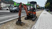 Ein Bagger an der Hohenkrähenstraße. Die Bauarbeiten dauern seit Herbst 2023 an und sollen bald zu Ende sein.