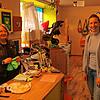 Kirsten Senger (links) bedient an einem der letzten Öffnungstage Anja Bengelsdorf.
