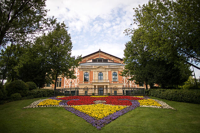 Blick auf das Festspielhaus: Die diesjährigen Bayreuther Festspiele starten am 25. Juli mit einer Neuinszenierung der ...