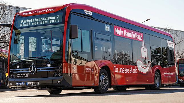 (Symbolbild) In einem Konstanzer Linienbus stürzte ein 50-jähriger Fahrgast und musste in eine Klinik gebracht werden.
