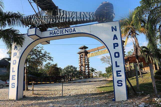 Der Eingang zur Hacienda Napoles in Kolumbien. Die Hacienda gehörte einst dem Drogenboss Pablo Escobar, der hier unter anderem einen ...