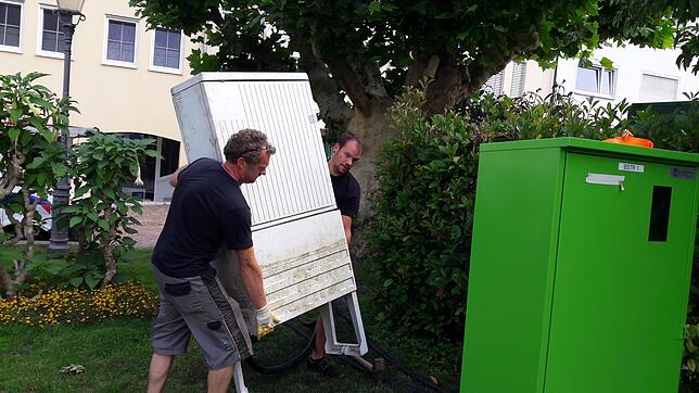 Bild 1: Schaffen und schwitzen für das Open Air: So aufwendig sind Aufbauarbeiten für die Bühne und Co.