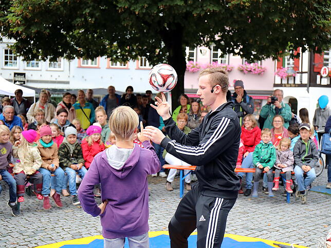 Besonders viel Beifall erhielt Jongleur Sebastian Landauer für seine Fußball-Comedy.