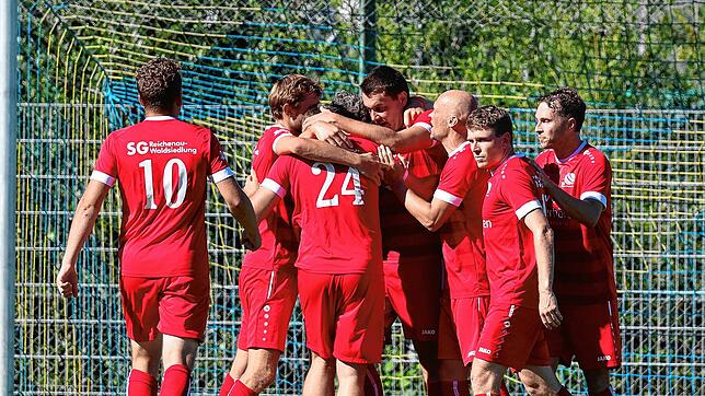 Die SG Reichenau/R.-Waldsiedlung gewinnt 4:1 beim SV Mühlhausen. Der dreifache Torschütze Laurenz Hiller (Trikot-Nummer 24) lässt sich ...