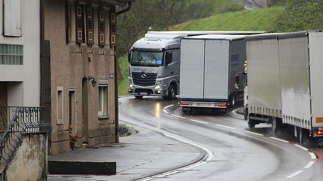 Noch immer quälen sich viele hundert Autos und Lastwagen durch das Nadelöhr B 314 in Grimmelshofen.