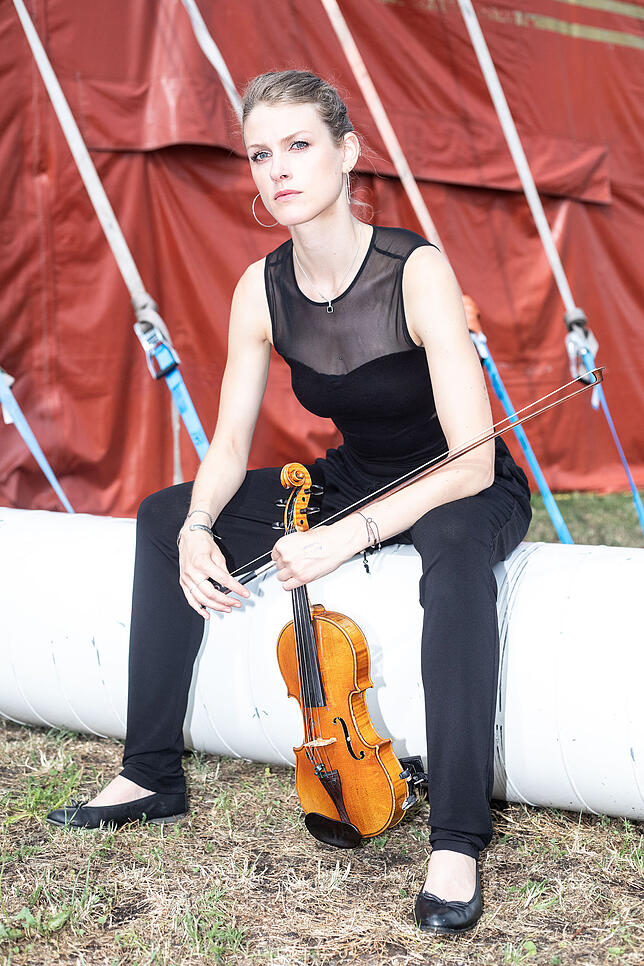 Bild 1: Die Musiker der Südwestdeutschen Philharmonie Konstanz spielen im Lustschloss-Zelt. Wir stellen sechs von ihnen vor &ndash; und ihr bestes Stück