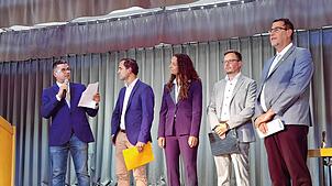 Vor der Veranstaltung: Andreas Theiss (links), Vorsitzender des Gemeindewahlausschuses, erklärt die Spielregeln. Von links: Christoph ...