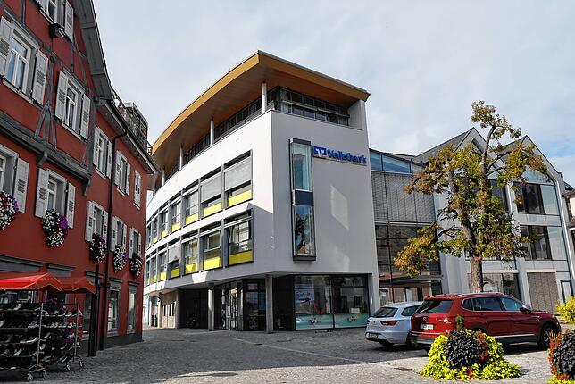 Der markante Bau der Volksbank Meßkirch eG Raiffeisenbank wurde 1995 zuletzt erweitert. Er fügt sich in die historischen Gebäude ein und ...