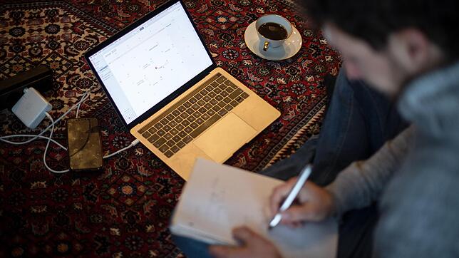Auch im Homeoffice können Minusstunden aufgebaut werden.